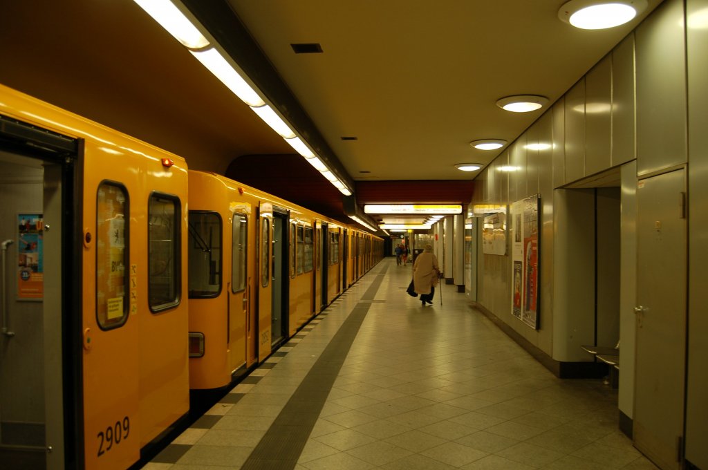 U-Bahnhof Bismarckstrae. Hier kann in die Linien U7, Rathaus Spandau - Rudow und U2, Ruhleben - Pankow, eingestiegen werden. 09.08.2012
