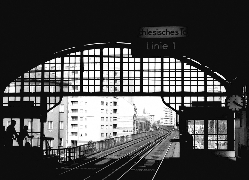U-Bahnhof Prinzenstrae im Sommer 1979, Blick Richtung Osten. Endstation damals: Schlesisches Tor in Kreuzberg. Dahinter lag das Gebiet der DDR-Hauptstadt. Scan vom Negativ.