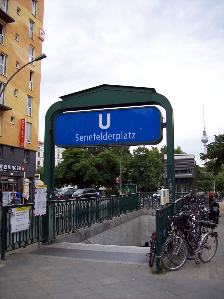 U-Bahnhof Senefelderplatz (U 2), wegen Bauarbeiten vorbergehend Endstation, Eingang an der Schnhauser Allee (23.06.2010)
