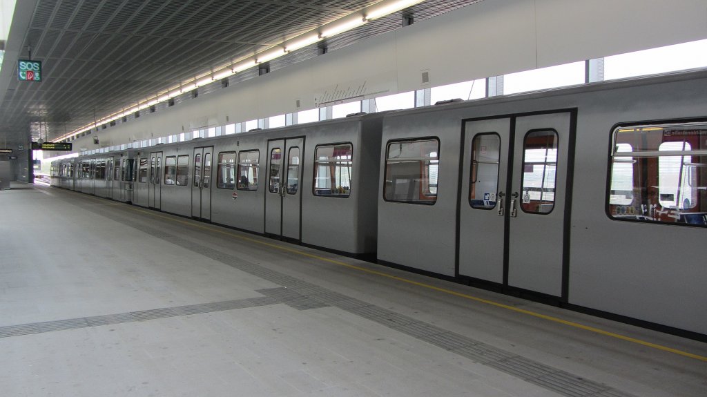 U-Bahnhof Stadlau: Dieser Wiener U-Bahnhof liegt an der U2, die jetzt laufend verlngert wird. Interessant ist auch, dass die U2 meist oberirdisch verkehrt, sobald sie das Stadtzentrum verlassen hat. Hier Bahnsteig mit auf Abfahrt wartender U2 (alte Garnitur) von Aspernstrae nach Karlsplatz.(7.4.2012)