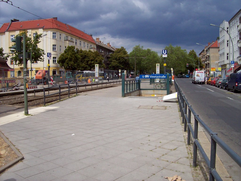 U-Bahnhof Vinetastrae (U 2), Zugang, Station wegen Bauarbeiten geschlossen, Bus-Ersatzverkehr im Hintergrund (23.06.2010)