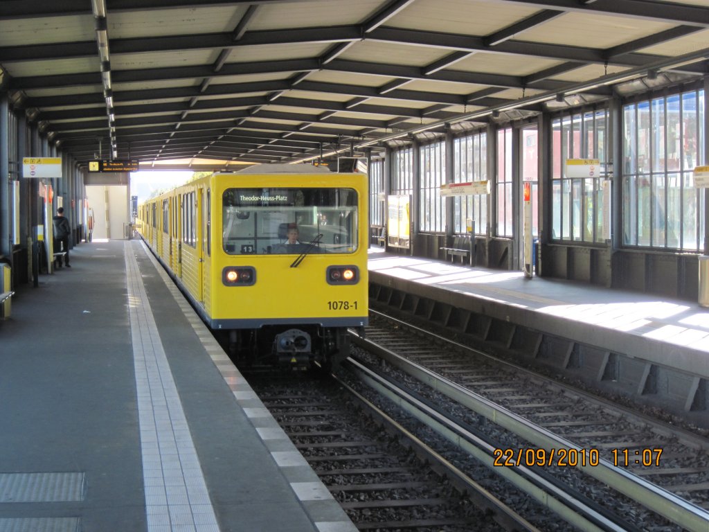 U-Bahnlinie 2 bei der Haltestelle Nollendorfplatz in Berlin am 22.9.2010
