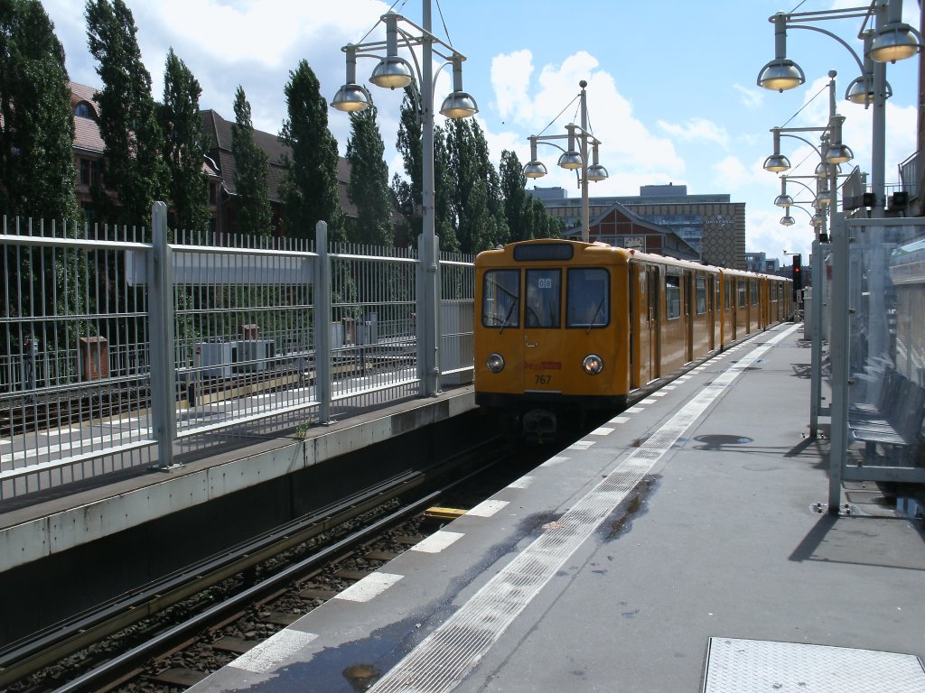 U-Bahntriebwagen Nr.767 am 14.Juli 2012 bei der Einfahrt in Berlin Warschauer Strae.