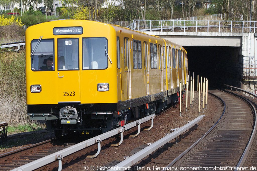 U-Bhf. Wuhletal, U5, BR F 2523 von Hnow nach Berlin Alexanderplatz aus dem Tunnel ausfahrend. 
25. April 2013