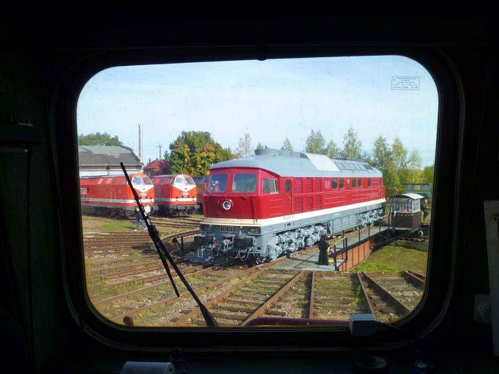 U-Boot und Ludmilla Treffen in Weimar am 13.10.12. Zusehen ist die neu lackierte 132 010-0 in der DR-Lackierung ,durch das Frontfenster der 131 012-7 der WFL.

