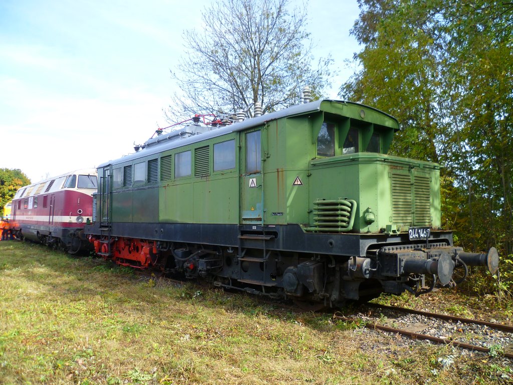 U-Boot und Ludmilla Treffen in Weimar am 13.10.12. Zusehen ist die 244 146-7, die gerade aufgearbeitet wird.

