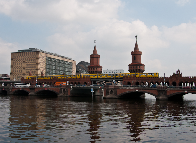 U1 am 25. August 2011 auf der Oberbaumbrcke in Berlin.