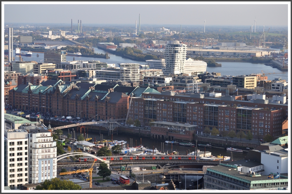 U3 zwischen Baumwall und Rdingsmarkt. Im Hintergrund die Speicherstadt und die neue Hafencity mit dem Marco Polo Tower. Fotografiert vom Kirchturm des Michel. (22.10.2011)