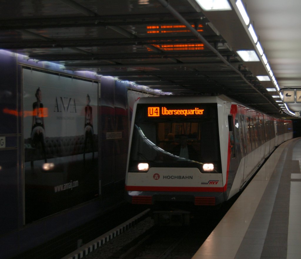 UBahn der Linie U4, fhrt in den U-Bahnhof Jungfernstieg ein, um sich kurz darauf auf den Weg zur vorlufigen Endhaltestelle  berseequartier  zu machen. Bald geht es von dort aus weiter bis zur Hafen City. 24.07.2013