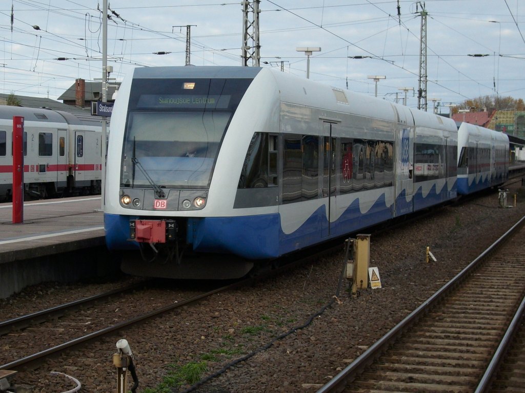 UBB-Triebwagen 646 103 und eine zweite Einheit verlie am 31.Oktober 2009 den Stralsunder Hbf nach Swinoujscie Centrum. 