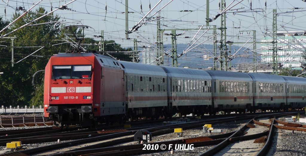 UDO* statt UFO – BR101 mit IC-Garnitur (nicht im Fahrplan aufgefhrt) erreicht nach der Elbbrcke den Bahnhof Dresden-Neustadt (20.08.2010) - *Unknown Driving Object  