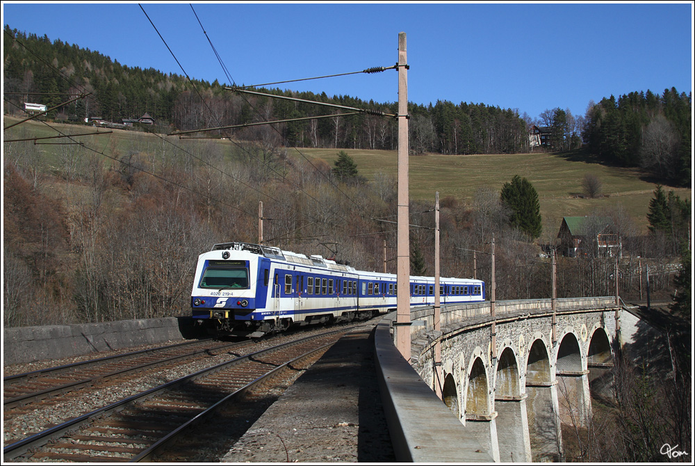 ber das 142m lange, und 39m hohe Wagnergraben Viadukt fhrt 4020 219 als R 2964 von Mrzzuschlag nach Payerbach-Reichenau.
Klamm 16.3.2012