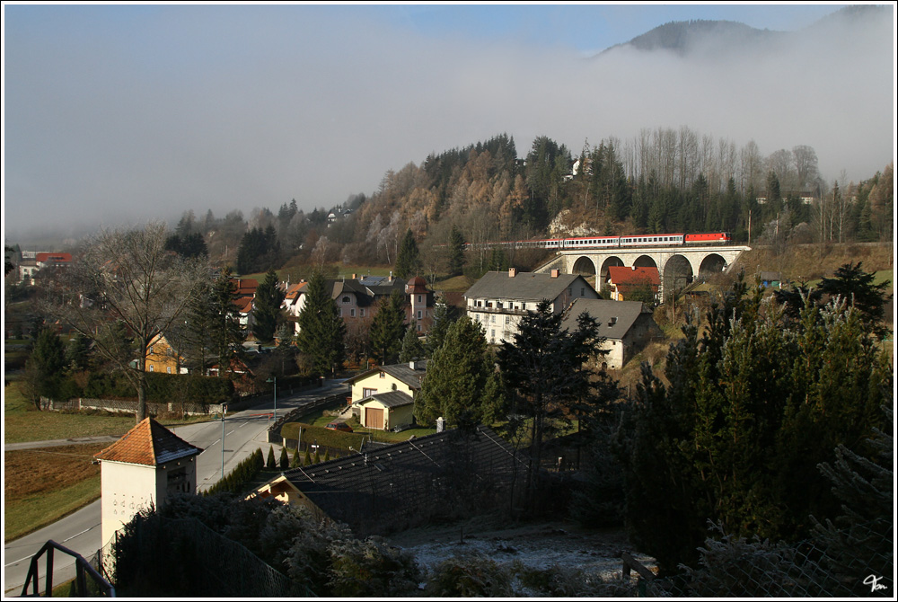 ber das 71m lange Steinhaus Viadukt fhrt eine 1044 mit EC 252  Albertina  von Maribor nach Wien Meidling. 
Steinhaus 19_11_2011