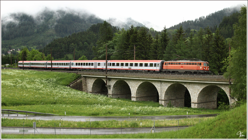 ber das 82m lange Holzergraben Viadukt fhrt 1142 623 mit IC 559 von Wien Meidling nach Graz. 
Spital am Semmering 28.5.2011