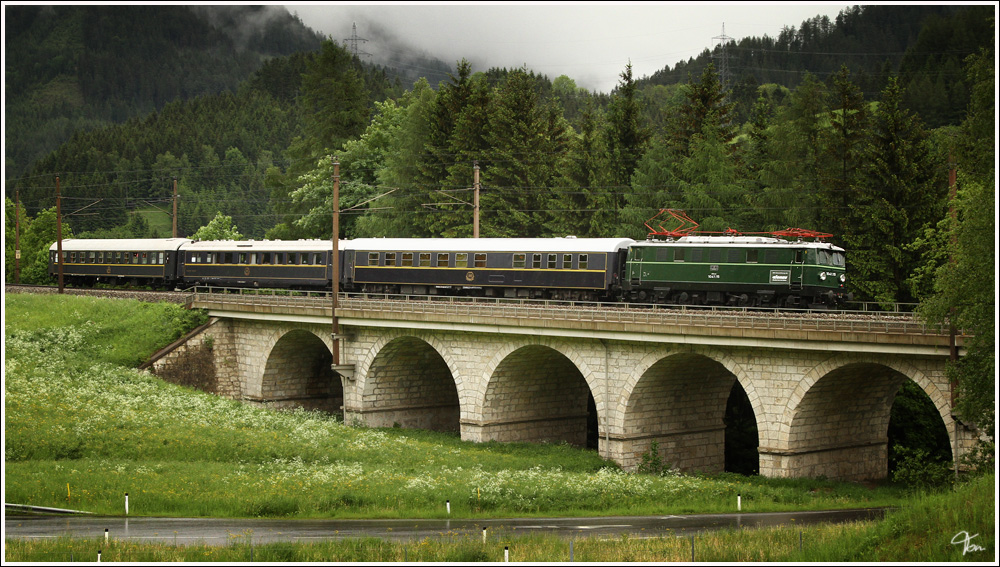 ber das 82m lange Holzergraben Viadukt fhrt 1041.15 mit Sdz R14551 von Wien FJbf nach Mrzzuschlag.
Spital am Semmering 28.5.2011


