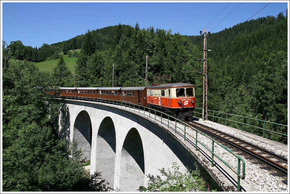 ber das 85m lange Gsinggraben Viadukt, fhrt die 99 Jahre alte E-Lok  1099 001 (E-1) mit dem R 6811 von St.Plten nach Mariazell. 
Gsing 1.8.2010