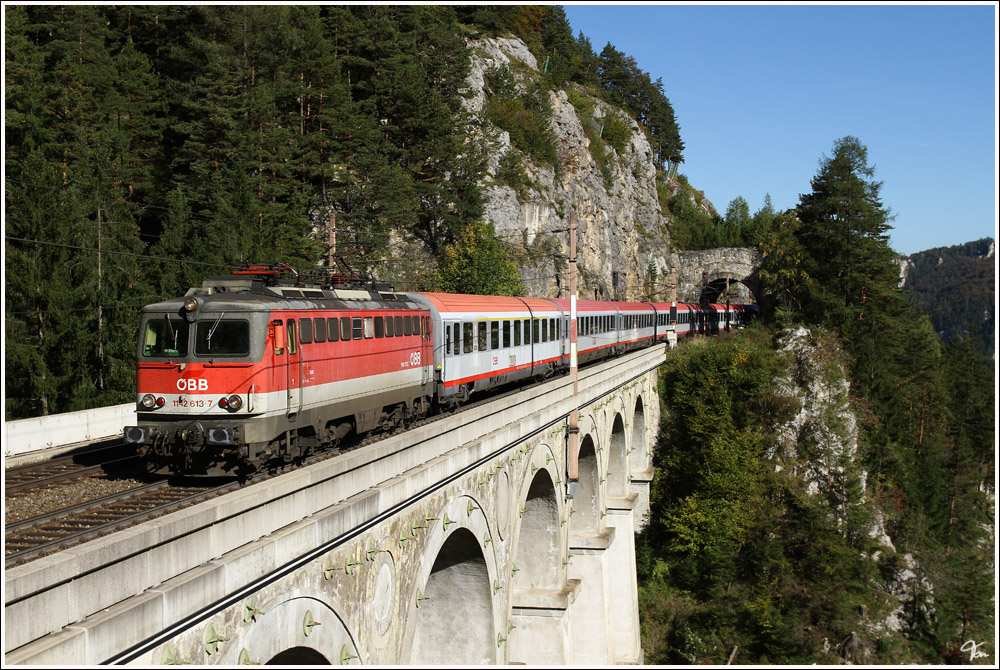 �ber das 87 m lange Krausel Klause Viadukt f�hrt 1142 613 mit IC 259 von Wien Meidling nach Graz.Im Hintergrund der 14m lange Krausel Tunnel.
Breitenstein 30.09.2011