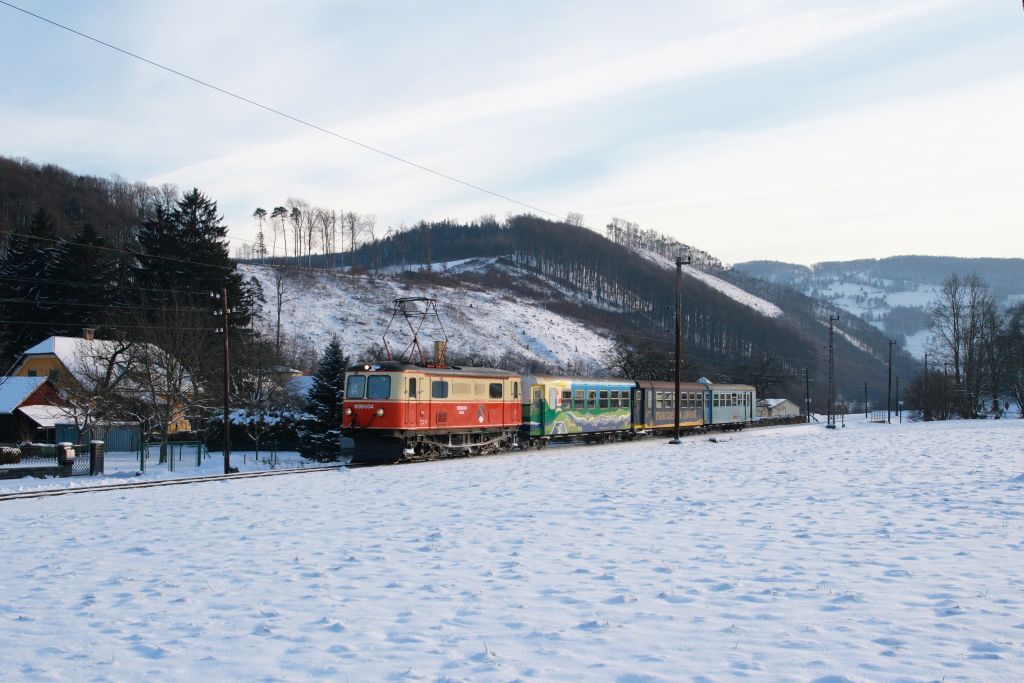 ber 90 Minuten versptet brachte 1099.004 den P 6804 zurck nach St. Plten. Mainburg, 13.12.2012