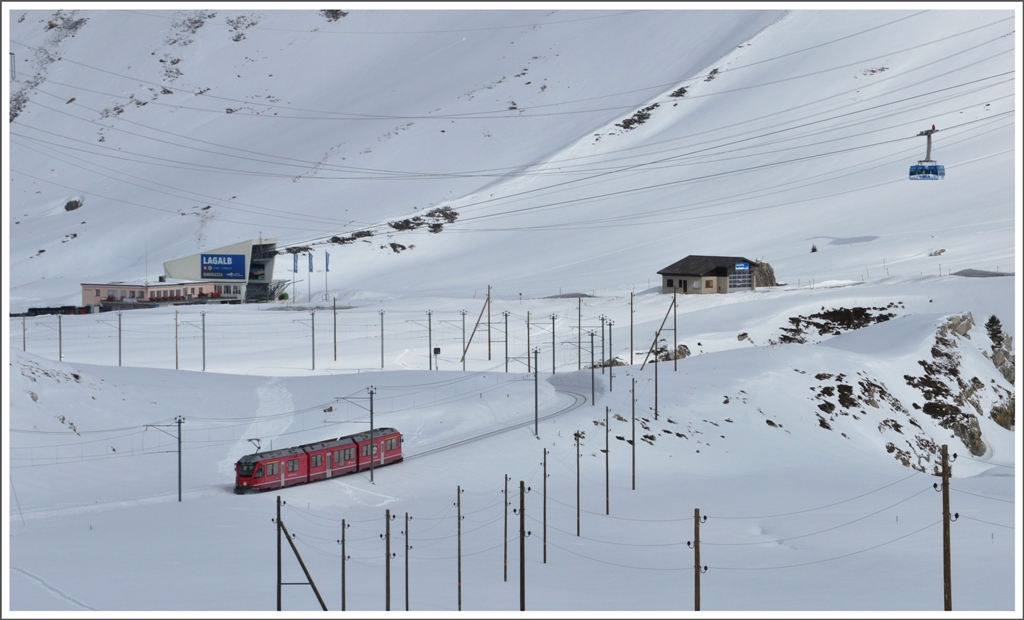 ber die Alp Bondo gleitet R1636 der Lagalb entgegen, wo die Kabinenbahn soeben eine Ladung Skifahrer auf den Gipfel bringt. (22.02.2011)