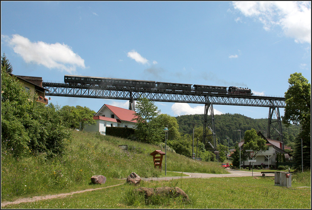Über den Dächern von Epfenhofen - 

Der Epfenhofener Viadukt ist 264 Meter lang und 34 Meter hoch. Auch die Stützen sind aus Stahl konstruiert. 

15.06.2013 (M)