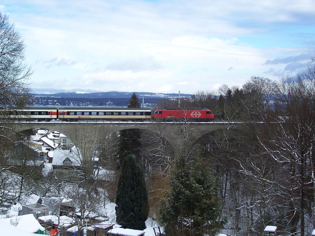ber den Dchern von Kreuzlingen. IR 9060 Konstanz - Biel hat gerade Kreuzlingen-Bernrain durchfahren und befindet sich auf dem Viadukt ber das Tobel bei Jakobshhe, 30.10.2010.