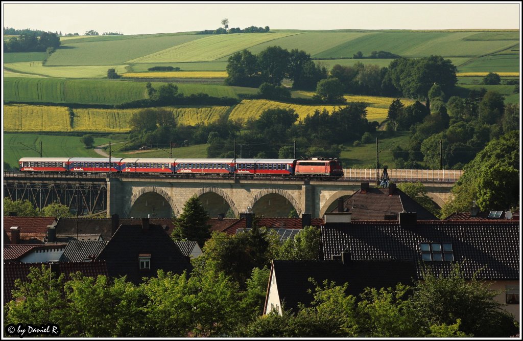 ber den Dchern von Regensburg. Bei unpassendem Sonnenstand wurde der DZ 2702 (Wetzlar - Regensburg) vorgemeldet. Also musste eine passende Stelle her. Zu sehen 110 402 kurz vor dem Bf Regensburg - Prfening auf der Mariaorterbrcke. (13.05.2011, Regensburg - Prfening)
