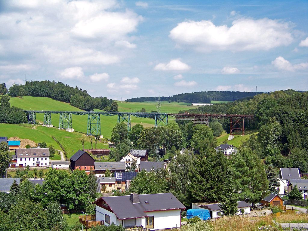 �ber dem malerisch gelegenen Ort Markersbach thront majest�tisch das Markersbacher Viadukt. Diese Stahlbr�cke aus dem Jahre 1889 tr�gt die Strecke Annaberg-Buchholz - Schwarzenberg (KBS536) �ber das Seitental der Mittweida, in dem die Gleise dieser nur noch selten befahrenen Verbindung �brigens auch liegen. 29.7.09.