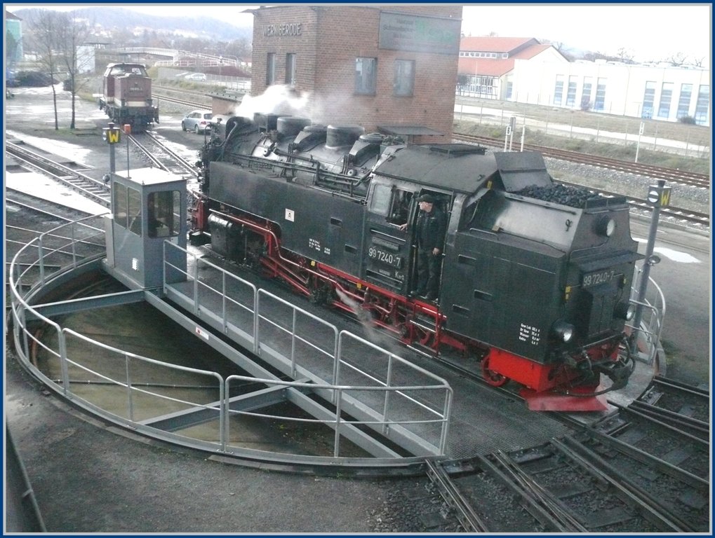 �ber die Drehscheibe gelangt 99 7240-7 in ein anders Depotgeleise in Wernigerode. (06.12.2009)