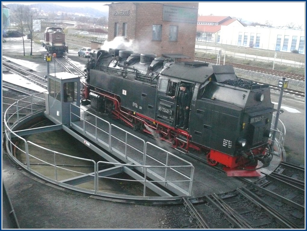 ber die Drehscheibe gelangt 99 7240-7 in ein anders Depotgeleise in Wernigerode. (06.12.2009)