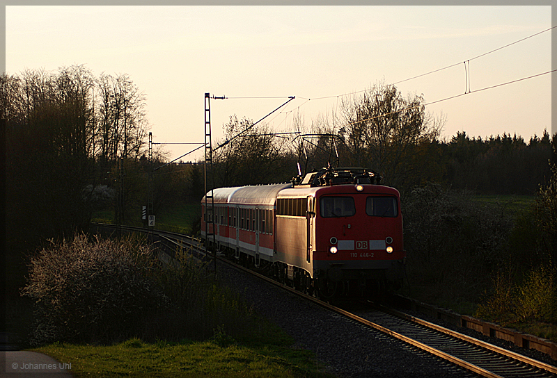 ber ein Jahr ist es nun wieder her, dass 110 446-2 eine abendliche RB von Aalen nach Donauwrth zog. Hier durchfhrt sie gerade im letzten Streiflicht des 23.04.2010 den ehemaligen Haltepunkt Frankenreute, der sich zwischen Goldshfe und Westhausen befindet. Eile ist dabei angesagt, denn hinter ihr eilt schon der umgeleitete TGV auf der Fahrt von Paris nach Mnchen hinterher...