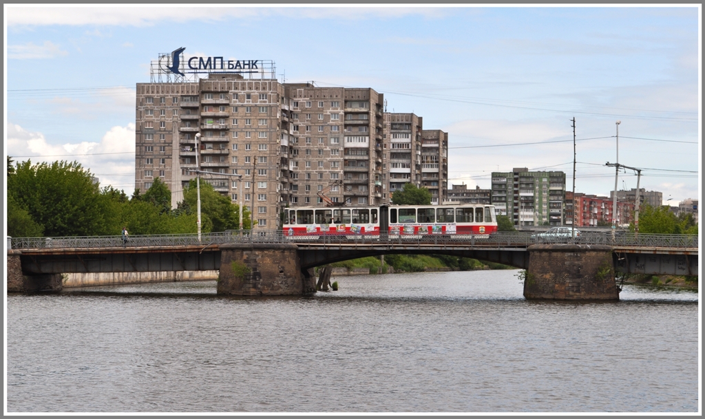 ber einen Seitenarm der Pregel rattert ein weiteres CKD Tram in Richtung einer etwas trostlosen Wohnsiedlung. (05.06.2012)