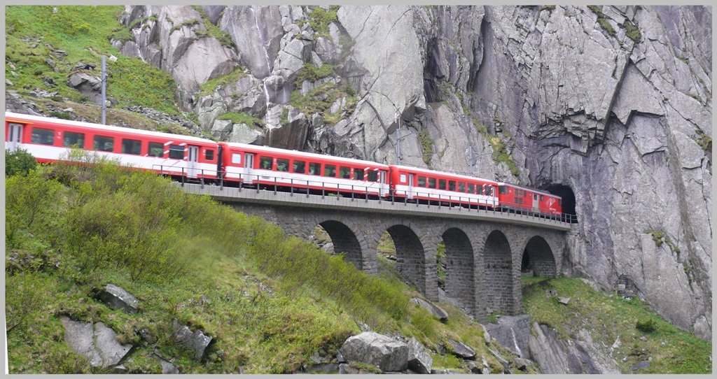 ber einen weiteren Viadukt verschwindet R636 in der Granitwand der Teufelsschlucht. (03.06.2010)