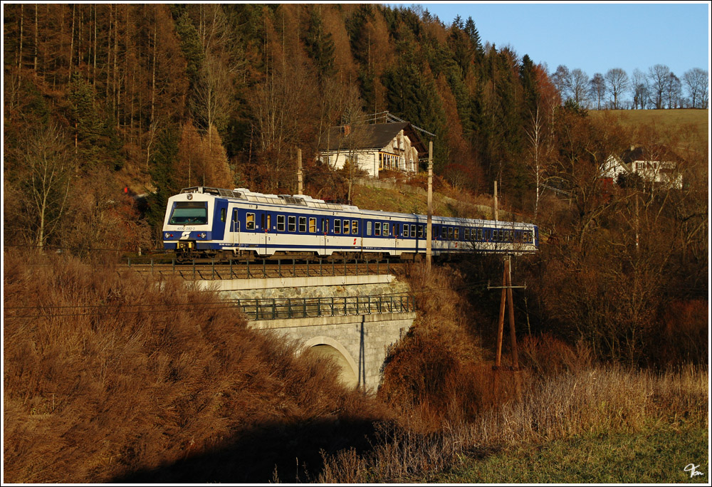 ber das Frschnitzbach Viadukt nahe Mrzzuschlag, fhrt Triebwagen 4020 282 als R 2961 von Payerbach Reichenau nach Mrzzuschlag.  
2.12.2011
