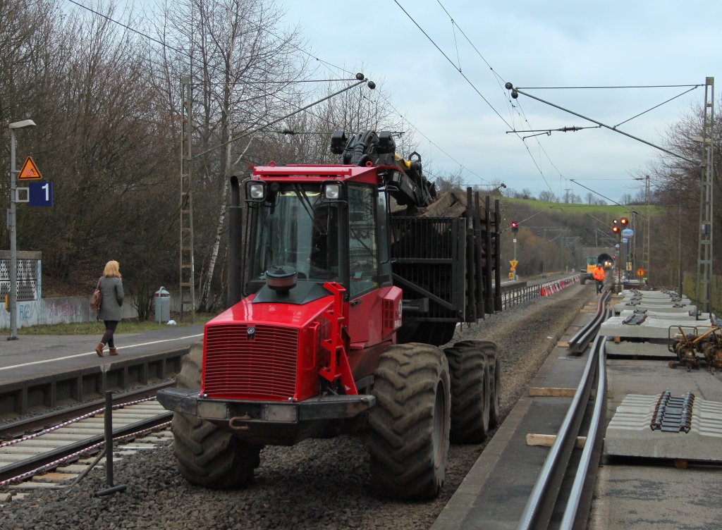 ber das Gleisbett des ausgebauten Gleis 2 in Eilendorf kommt am 05.03.2012 ein Valmet 840.3 Forstrckeschlepper mit den ausgebauten Holzschwellen, um sie zu einen Sammelplatz zu bringen, wo sie auf Waggons verladen werden. Auf der KBS 480 wird zur Zeit das Gleis Richtung Kln von Aachen Rothe-Erde bis zwischen dem Nirmer Tunnel und dem Eilendorfer Tunnel (im Bildhintergrund) erneuert.