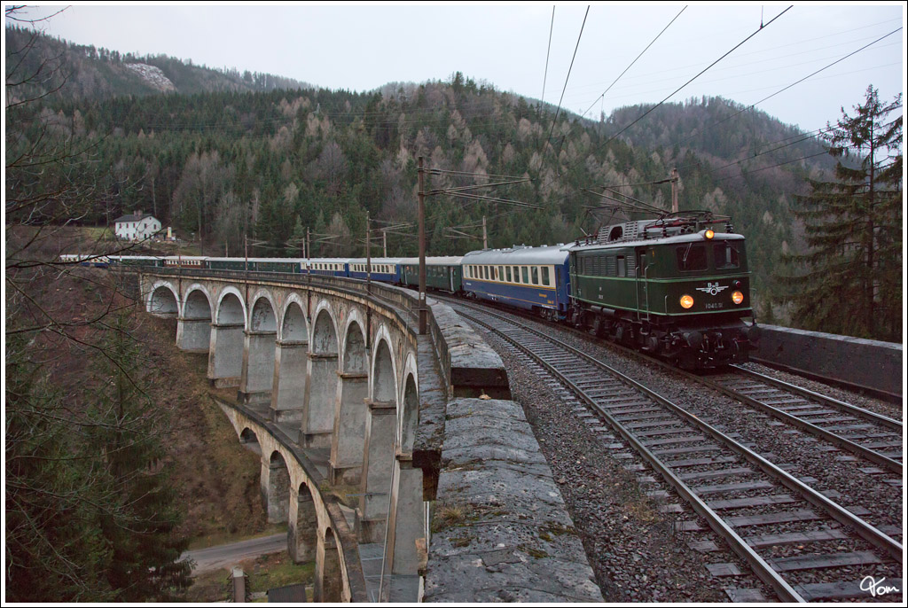 ber das grte Bauwerk am Semmering, dem Kalten Rinne Viadukt, fhrt 1040.01 mit dem BB Nostalgiesonderzug SR 14222 von Mrzzuschlag nach Wien FJB. Gloggnitz 6.1.2012