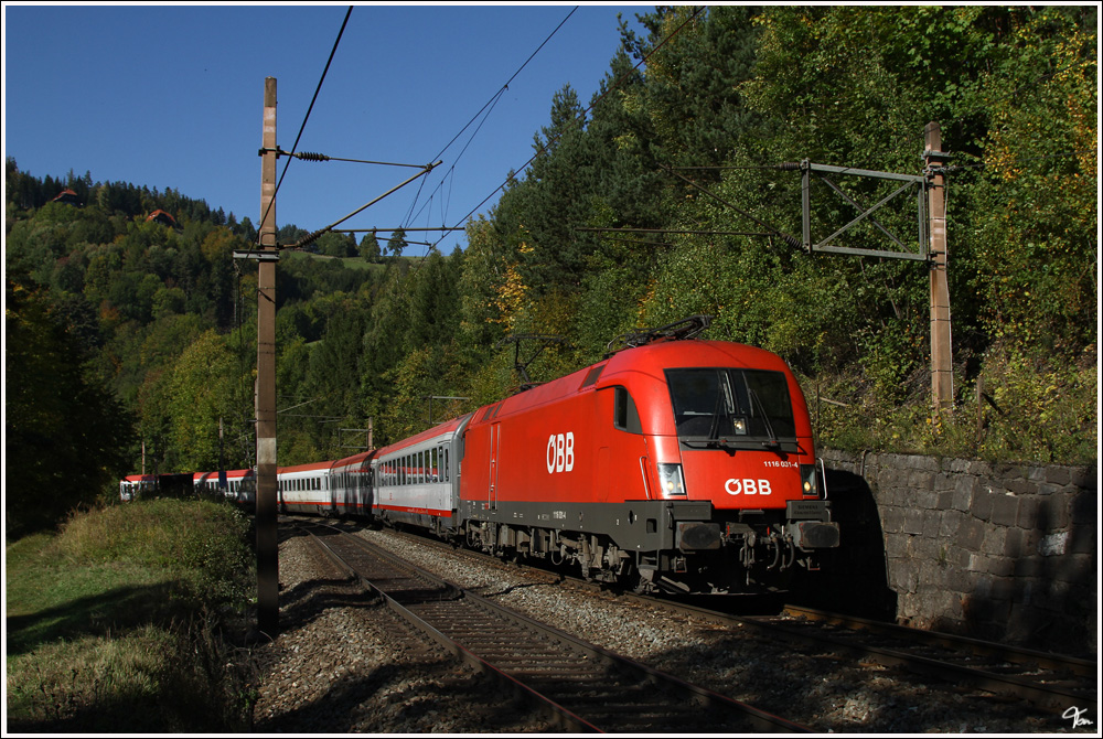 ber den herbstlichen Semmering, fhrt 1116 031 mit IC 652 von Graz nach Wien Meidling. 
Klamm 18.10.2011