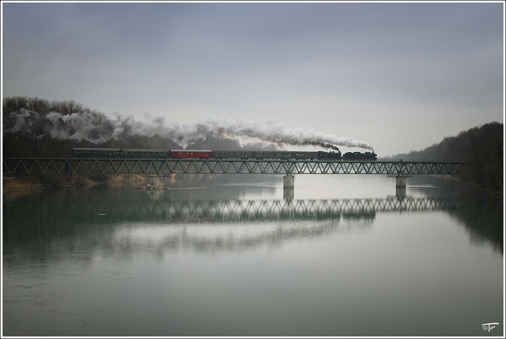 �ber die Innbr�cke fahren die beiden Dampfloks 638 1301 & 77 28 mit dem R14316 von Simbach nach Attnang Puchheim. Dampflok Spektakel Hausruck 2011. 
Braunau 13.3.2011
