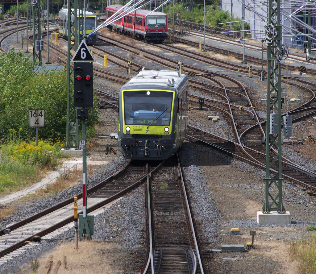 ber Jahre hinweg waren auf der Strecke Hof - Bad Steben die Triebwagen der Baureihe 628 von DB Regio unterwegs. Das hat sich nun gendert, denn Agilis hat die Strecke mit RegioShuttles bernommen. VT 650.737 hat aus Bad Steben kommend Einfahrt in den Hauptbahnhof von Hof. 05.08.2012