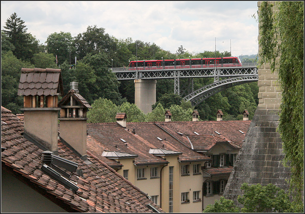 Über den Kaminen von Bern - 

Combino-Tram auf der Kirchfeldbrücke, 

21.06.2013 (M)