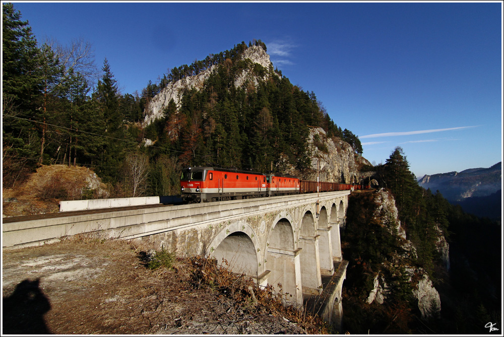 ber die Krausel Klause fahren die E-Loks 1144 018 & 1144 075 mit einem Gterzug in Richtung Mrzzuschlag.
Breitenstein 2.12.2011
