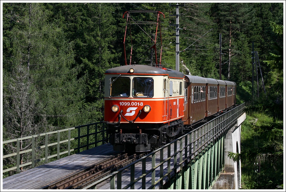 ber die Kuhgrabenbrcke nahe Erlaufklause, fhrt die E-Lok 1099 001 mit dem R 6812 von Mariazell nach St-Plten. 
1.8.2010