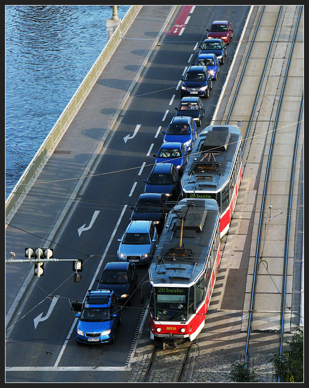 Über die Moldau - 

Eine Straßenbahn auf ¦tefánikův most in Prag. 

09.08.2010 (J)