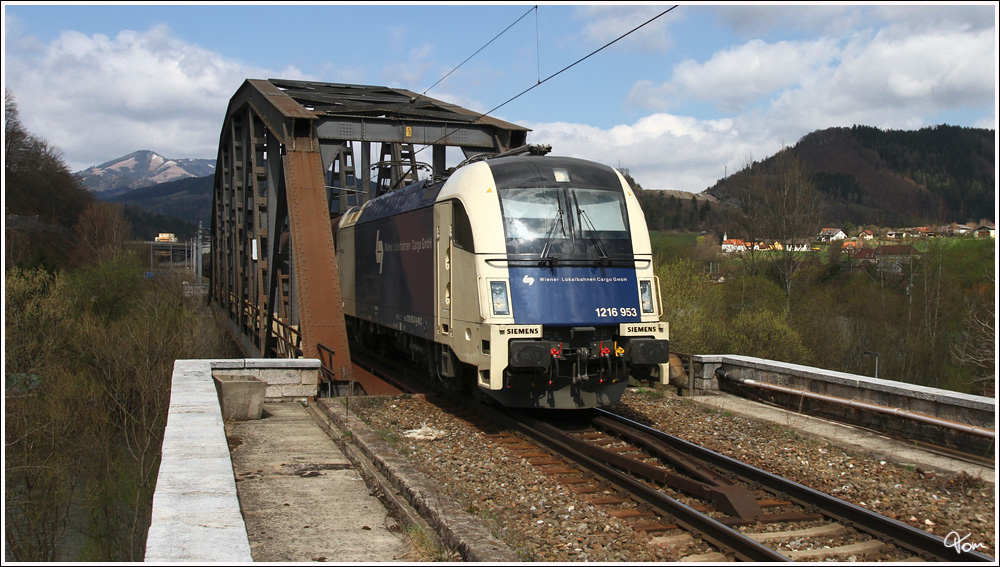 ber die Murbrcke in Bruck an der Mur fhrt WLB 1216 953 mit einem Kesselzug.
31.3.2012