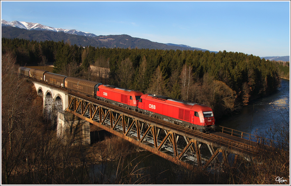 �ber die Murbr�cke nahe Zeltweg, fahren die beiden Dieselloks 2016 083 und 2016 045 mit G�terzug 64525 von Zeltweg nach Frantschach.
14.3.2012