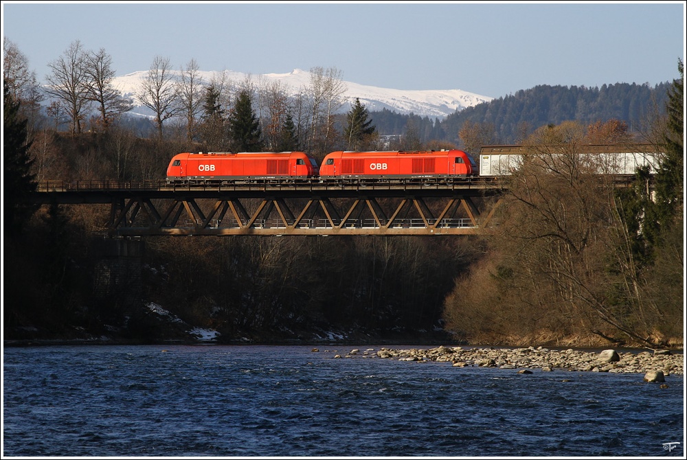 ber die Murbrcke in Zeltweg fahren die beiden Herkules Dieselloks 2016 045 & 044 mit dem Gterzug 55555 von Zeltweg nach Frantschach. Im Hintergrund sieht man die Seetaler Alpen mit dem Zirbitzkogel. 
9.3.2011