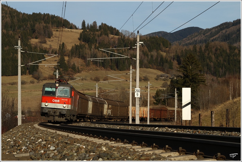 ber den Neumarkter Sattel zieht 1044 055 diesen Gterzug nach Villach. Scheifling St Lorenzen 22.3.2011