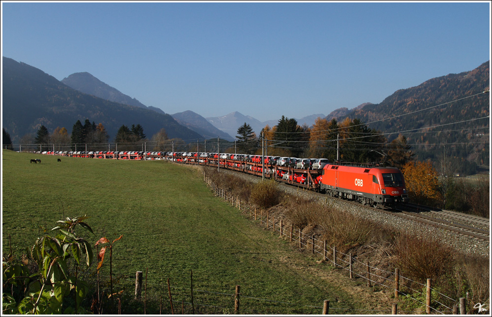 ber den Neumarkter Sattel zieht Taurus 1116 121 diesen Autozug von Tarvis nach Breclav. Scheifling 12.11.2011