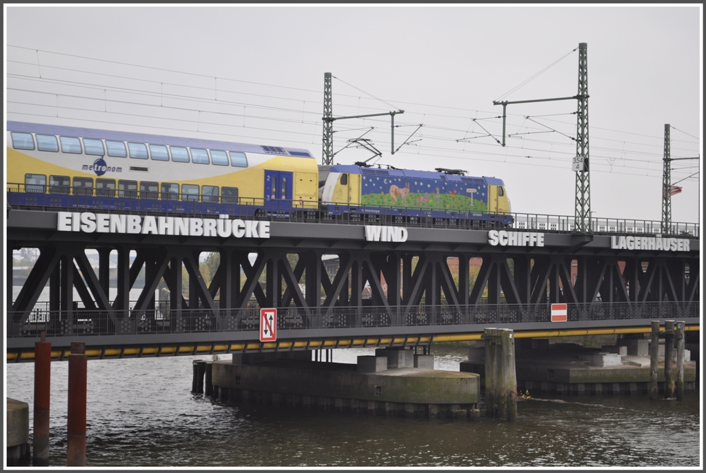 ber die Oberhafenbrcke verlsst ein Metronom die Hansestadt. (24.10.2011)