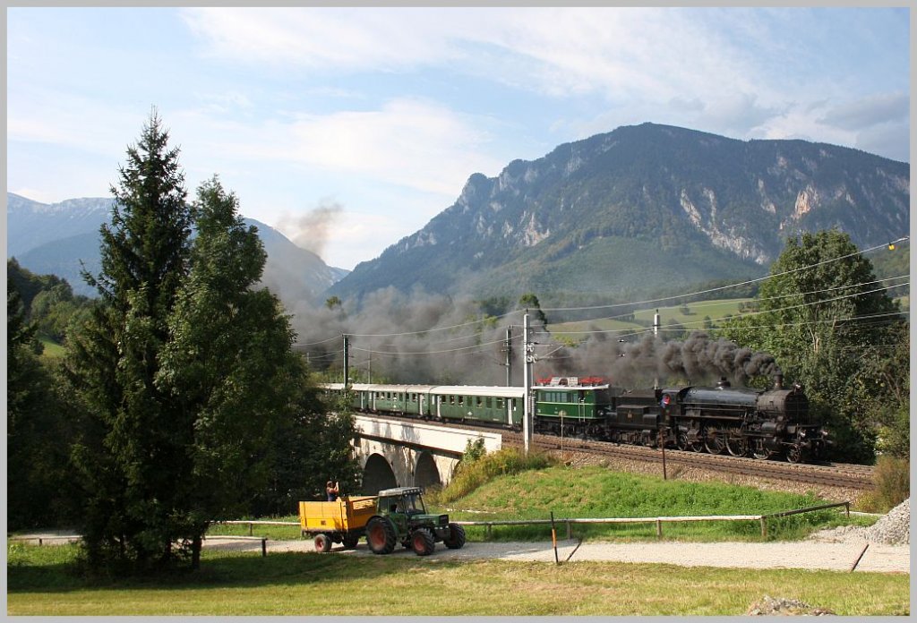 ber den Payerbachgraben-Viadukt fhrt Dampf-Sonderzug R 17523 (Wien Meidling-Mrzzuschlag), den andere auf dem Bild zu sehende Fotokollegen auf eine etwas unbliche aber interessante Weise verfolgten... Payerbach, 18.09.11