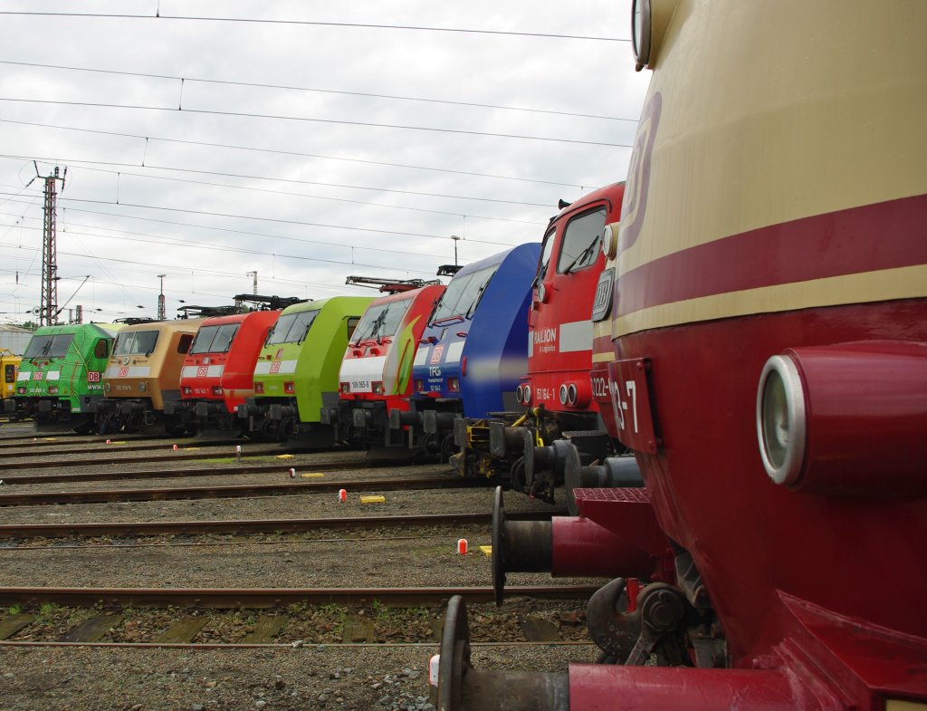 �ber die Puffer von 103 113-7 ein Blick �ber den an der Drehscheibe in Osnabr�ck ausgestellten E-Lok-Park. Aufgenommen am 19.09.2010.